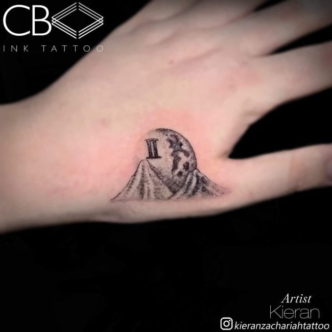 women hand tattoo