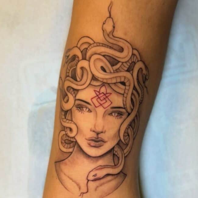 TATTOO-MEDUSA-BLACK-LINES
