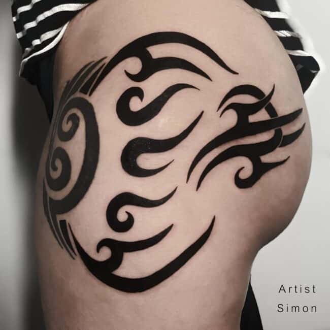 Simon Tattoo Artist Tribal Blackwork Geometric Abstract Sharp Edges Thick and Thin Bold Line Patterns Curved Flow Sign Element Side Leg Thigh Hip Buttock Tattoo