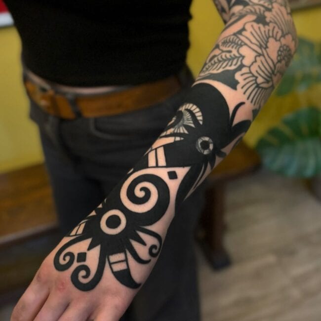 Tribal Blackwork Geometric Mandala Sharp Edges Thick and Thin Line Patterns Curved Flow Sign Blackout Detailed Flower Leaves Petals Full Leg Arm Sleeve Tattoo