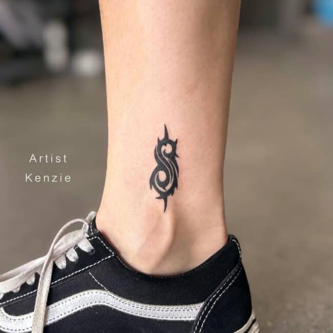 Kenzie Tattoo ArtistTribal Blackwork Minimalist Sharp Edges Thick and Thin Bold Line Patterns Curved Flow Infinity Sign Leg Ankle Tattoo